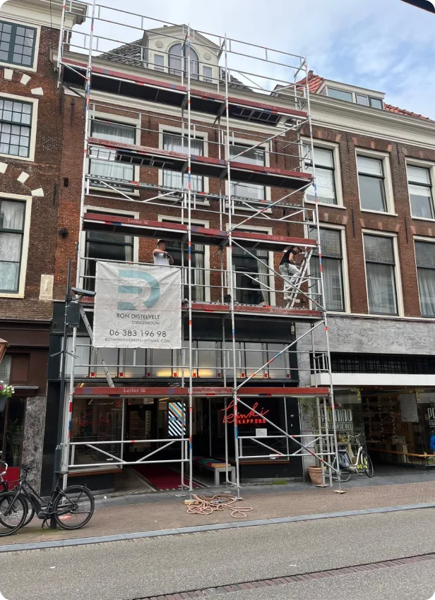 Steiger van RD Steigerverhuur voor een monumentaal winkelpand in de binnenstad