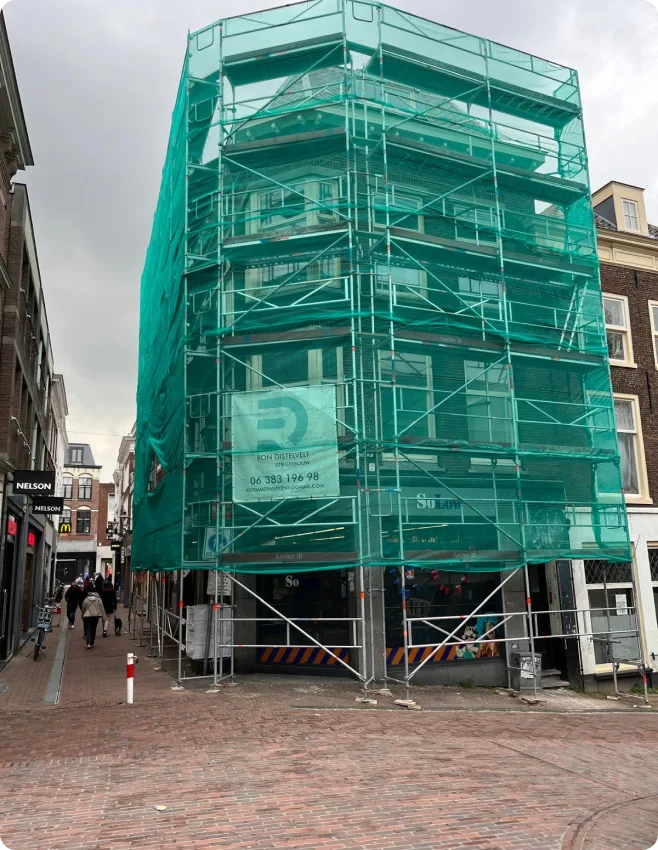 Hoekpand volledig in de steiger met groen veiligheidsnet