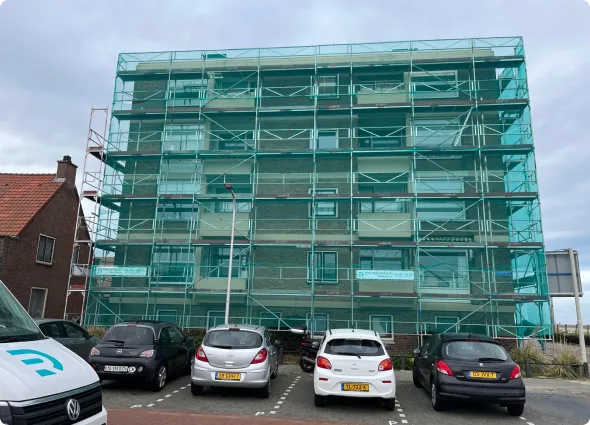 Appartementencomplex van vier verdiepingen in de steiger met veiligheidsnet