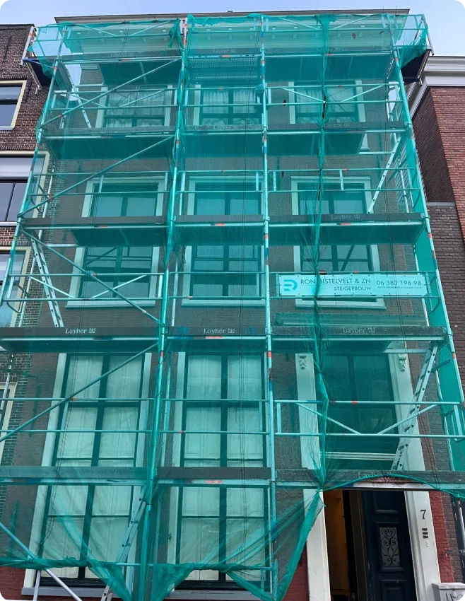 Steiger met veiligheidsnet tegen een herenhuis van vier verdiepingen